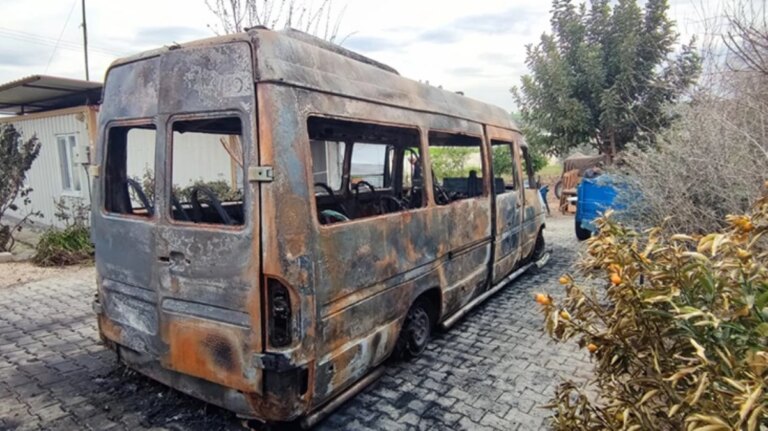 Adana’da AK Partili adayın seçim minibüsünün yanmasıyla ilgili valilikten açıklama: Yangının nedeni elektrik aksamındaki arıza