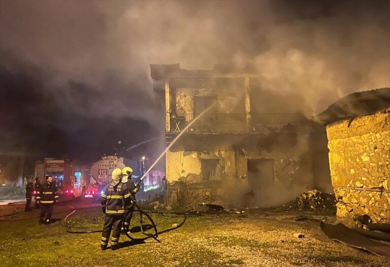 Adana’da meskende çıkan yangında anne ve iki çocuk hayatını kaybetti