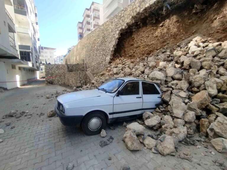Adıyaman’ın Besni ilçesinde istinat duvarı çöktü, 2 araba hasar aldı