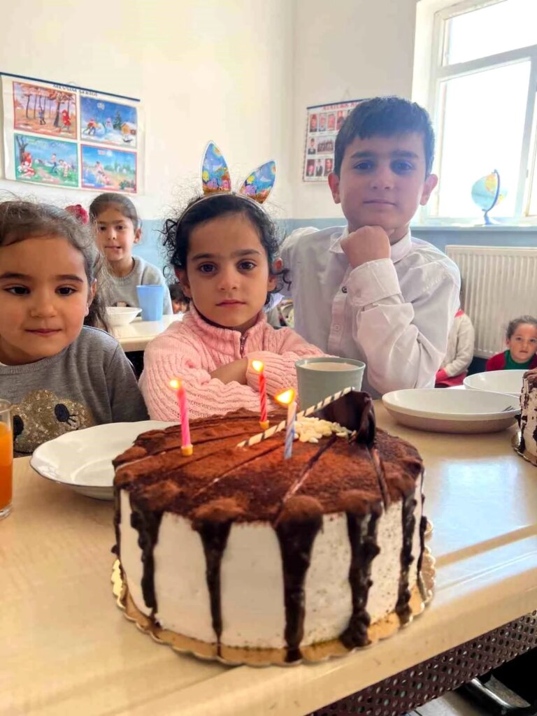 Ağrı’da Köy Okulu Öğrencilerine Doğum Günü Sürprizi