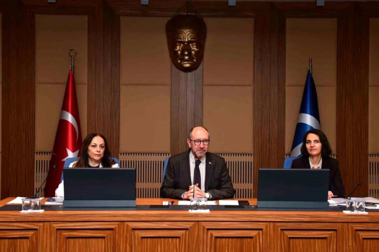 Anadolu Üniversitesi Program İzleme ve Uygunlaştırma Komitesi Birinci Toplantısını Gerçekleştirdi