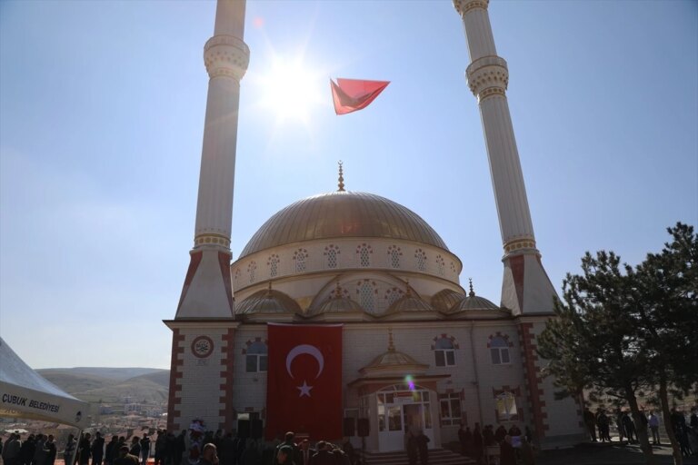 Ankara’nın Çubuk ilçesinde yeni bir cami ibadete açıldı