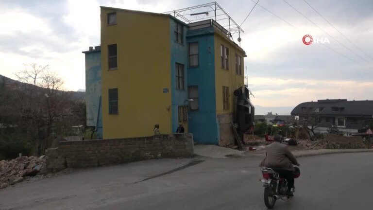 Antalya’da görenleri şaşkına çeviren olay: Daima kazaya karışan arabasını binaya astı