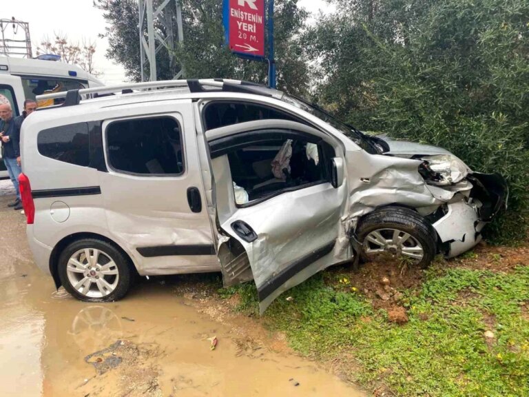 Antalya’da iki araba çarpıştı, anne ve çocuk yaralandı