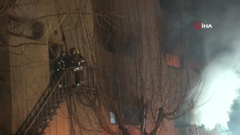 Avcılar’da dokumacılık imalathanesinde korkutan yangın: 4 katlı bina alev alev yandı