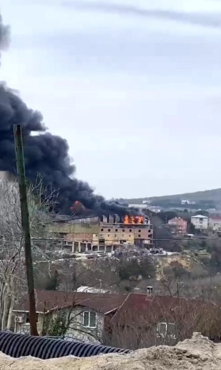 Beykoz Örnekköy’de 2 katlı fabrikada yangın çıktı, itfaiye grupları müdahale ediyor