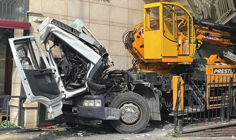 Beyoğlu’nda iki vincin karıştığı kazada 1 kişi yaralandı