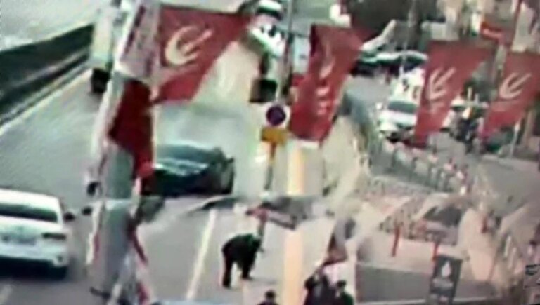 Çekmeköy’de araba büfeye çarptı: 4 yaralı