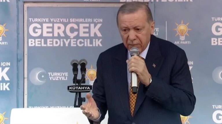 Cumhurbaşkanı Erdoğan, alandaki gençlerden birine kızdı: Evvel dinlemesini öğren