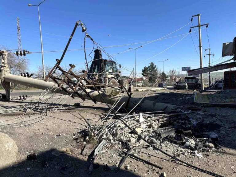 Diyarbakır’da araba beton direğe saplandı
