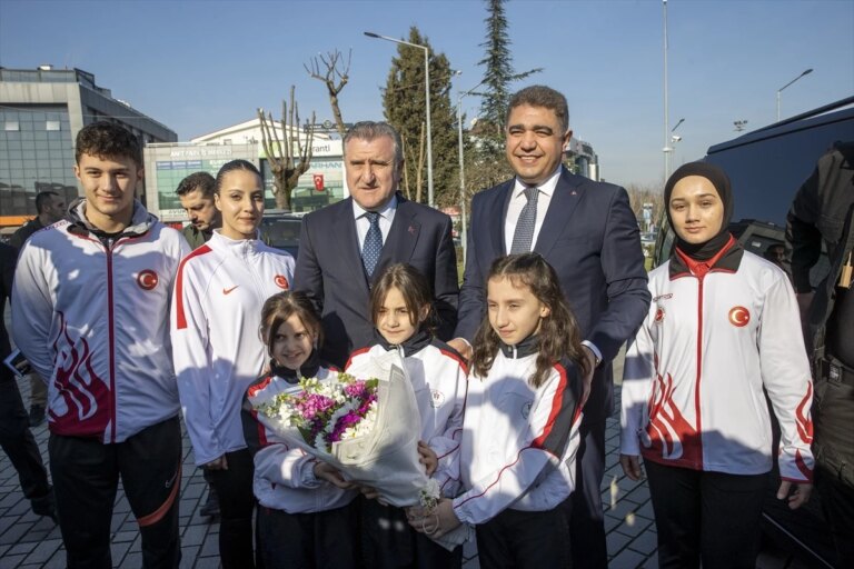 Gençlik ve Spor Bakanı Osman Aşkın Bak, Gençlere Yatırım Yapılmasının Ehemmiyetini Vurguladı