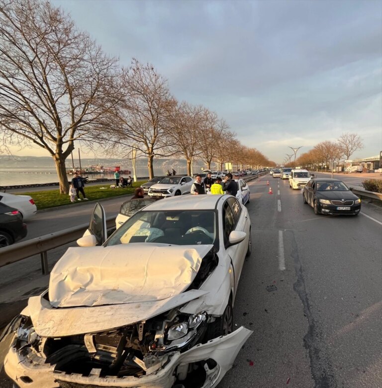 İzmit’te Zincirleme Trafik Kazası: 4 Yaralı