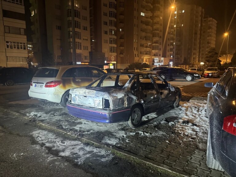 Kayseri’de park halindeki arabada çakmak gazı tüpünün patlaması sonucu 2 kişi yaralandı