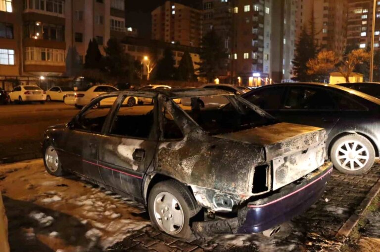 Kayseri’de park halindeki araçta çıkan yangın söndürüldü