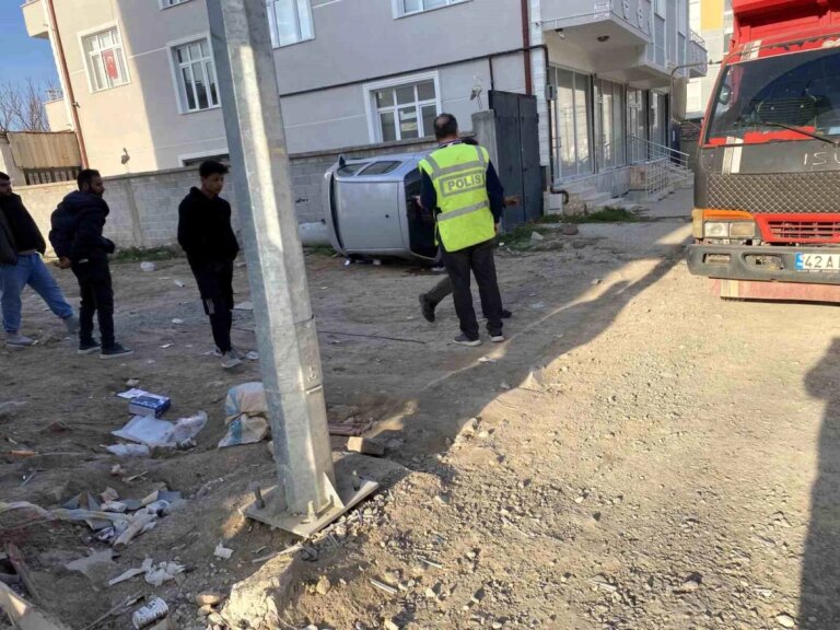 Konya’da Araba Şarampole Devrildi, Şoför Yaralandı
