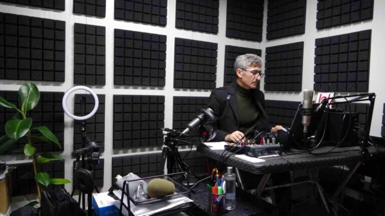 Malatya’da Radyocular Zelzeleler Sonrası Konteynerde Yayın Yapıyor