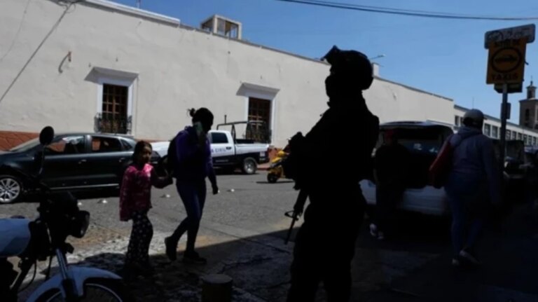 Meksika’da iki belediye lider adayı birkaç saat ortayla öldürüldü